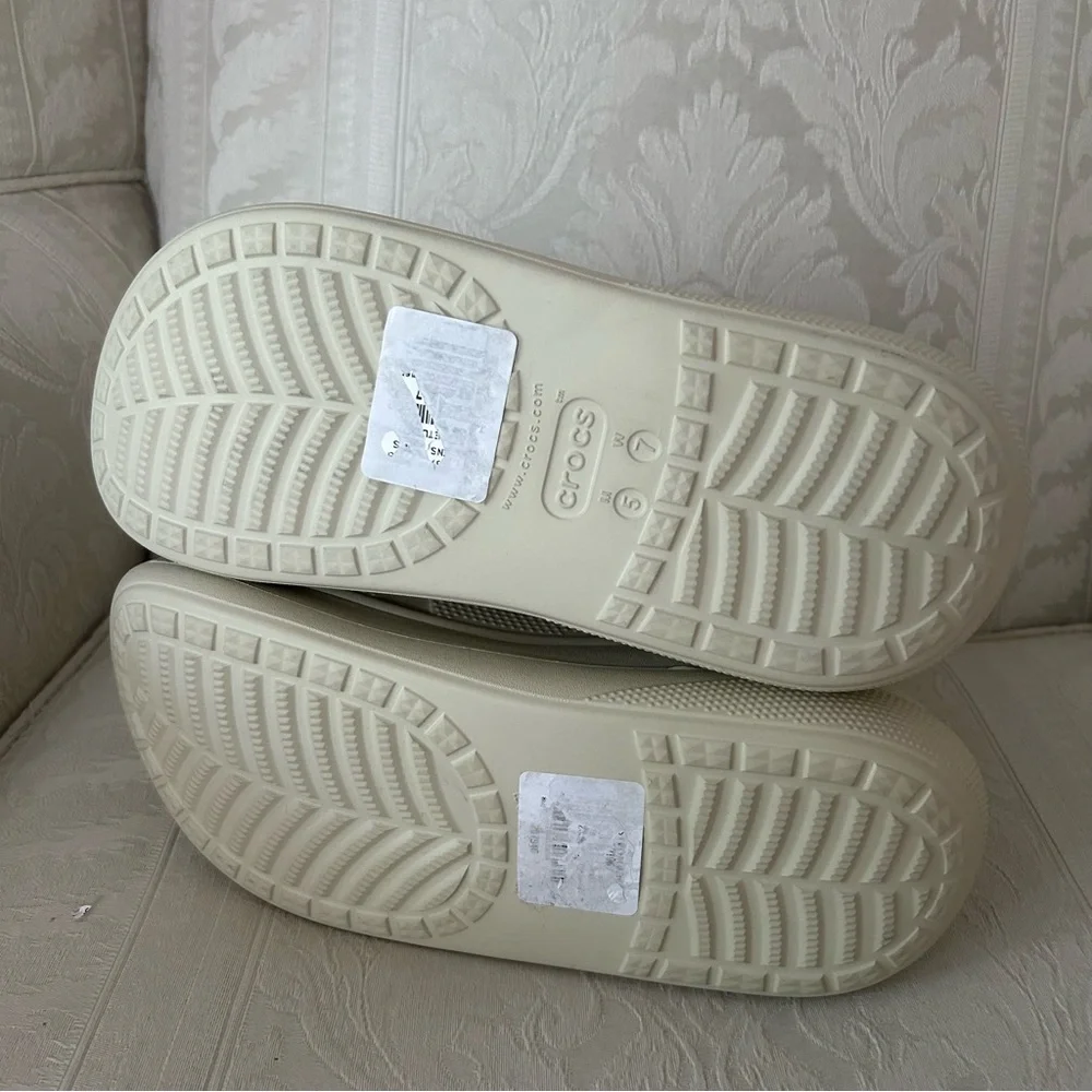 How lovely! Crocs crush platform rain boots in bone size 7